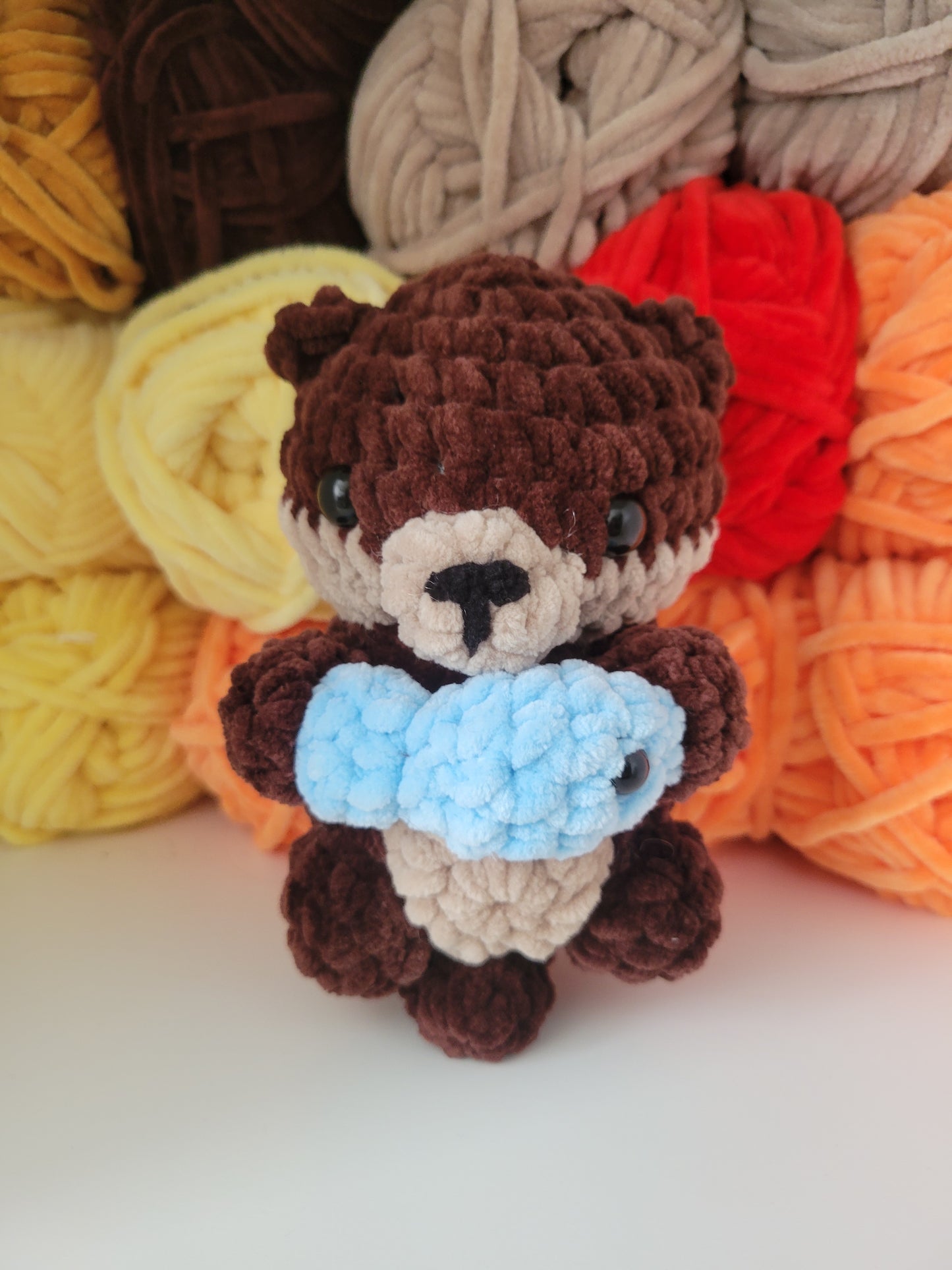 Peluche loutre avec son poisson