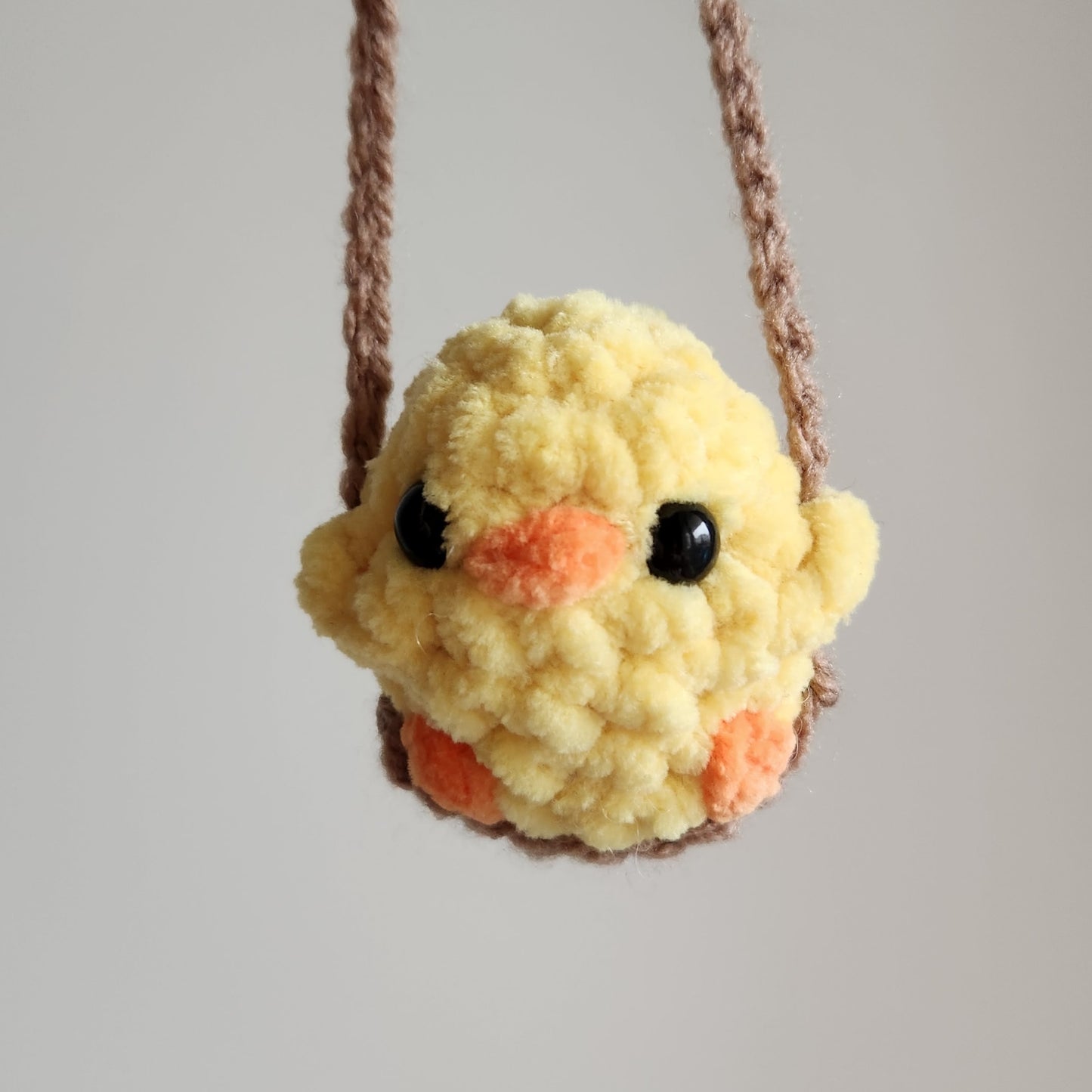 Peluche petit oiseau sur une balançoire